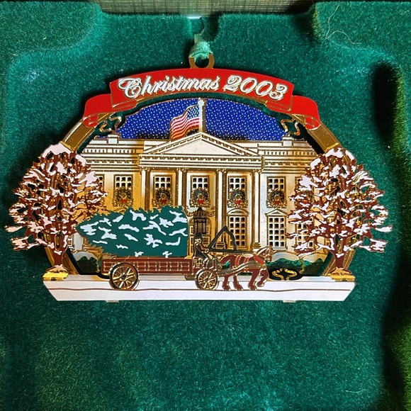 WHITE HOUSE ORNAMENT 2003
NATIONAL CHRISTMAS TREE ARRIVES AT THE WHITE HOUSE - Picture 2 of 9